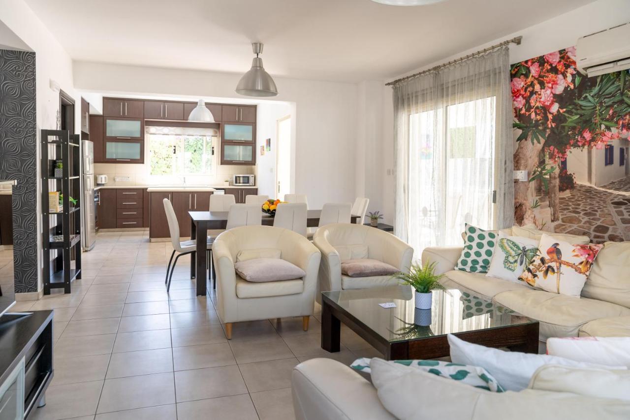 Palm Villa Ekaterina 4 Bdrm Paralimni Exterior foto